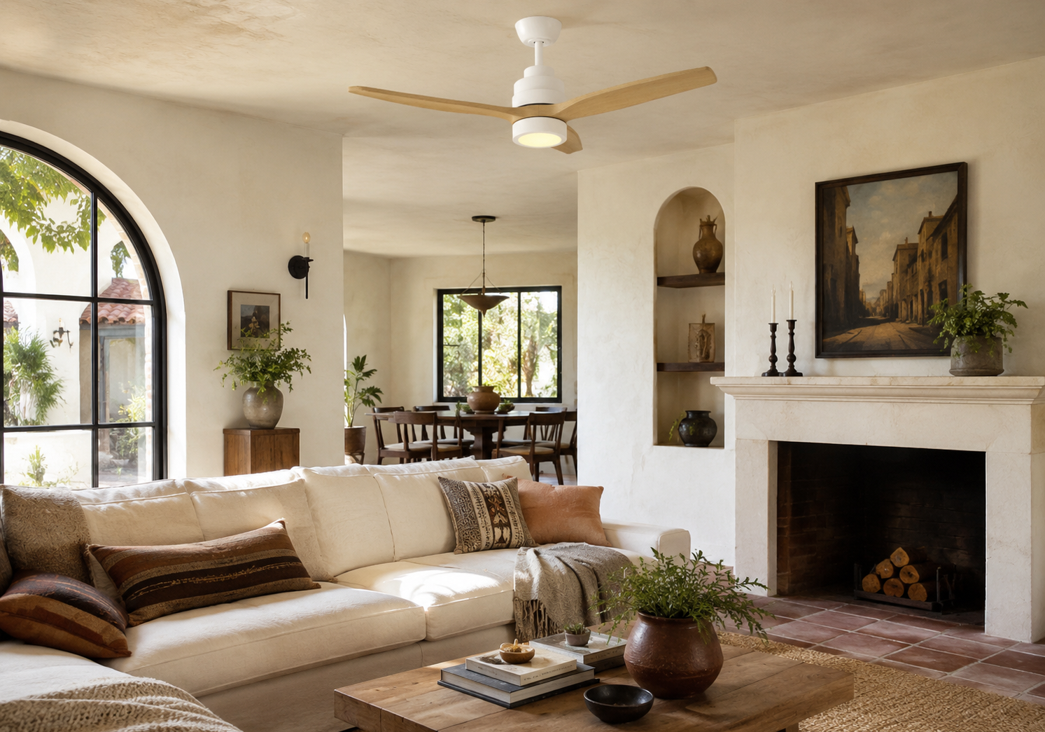Ventilador de techo moderno con aspas de madera y luz integrada en un salón luminoso.