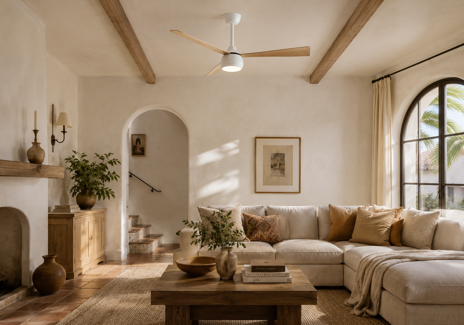 Ventilador de techo moderno de color blanco con aspas de madera en un salón luminoso.