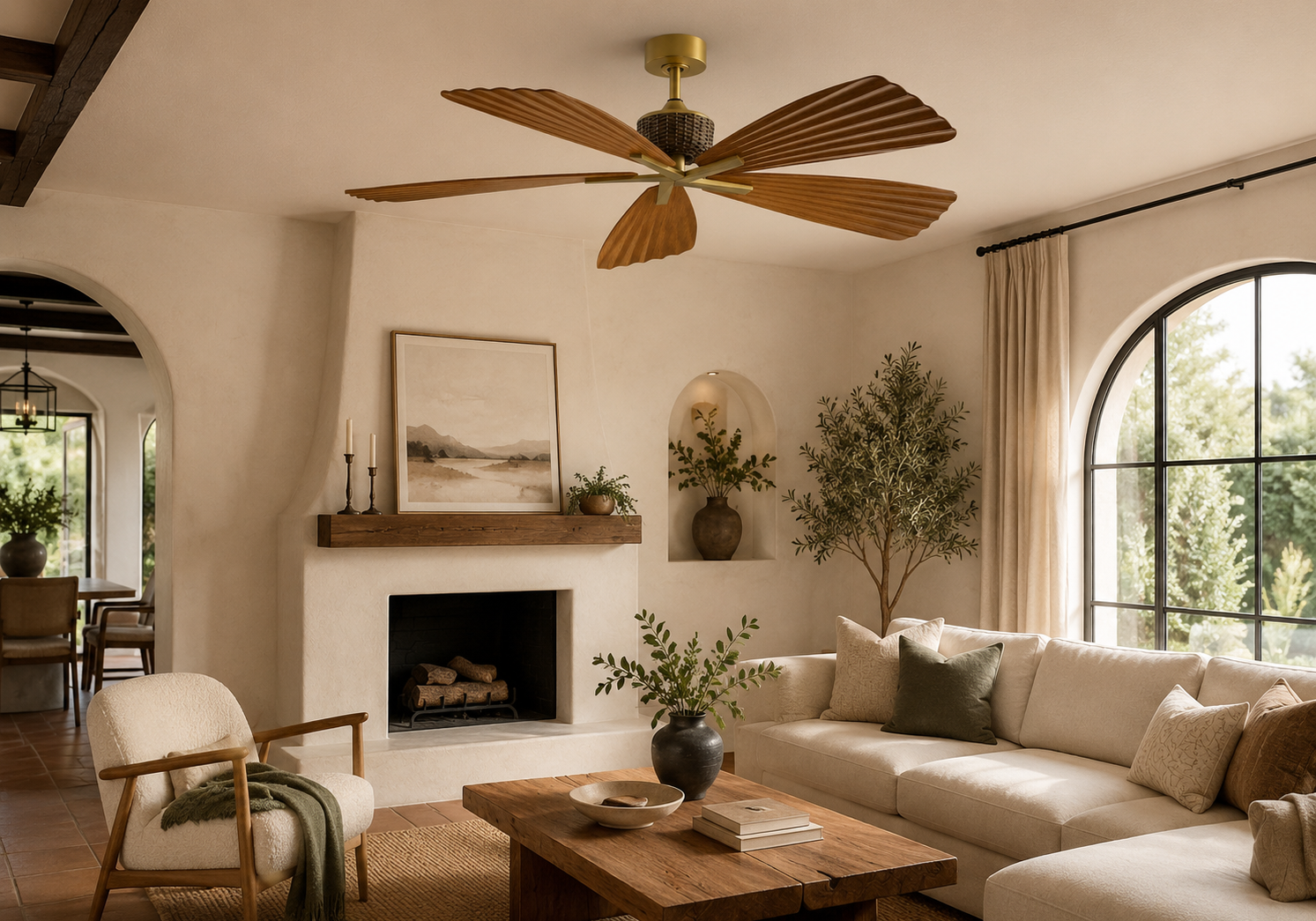 Ventilador de techo moderno con aspas de madera en un salón de estilo rústico contemporáneo.