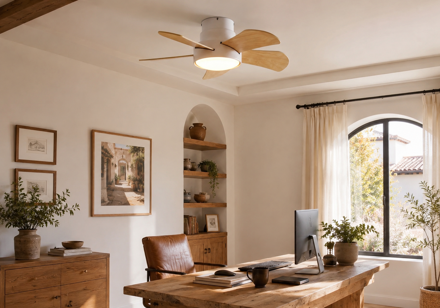 Ventilador de techo moderno con aspas de madera y luz integrada en un despacho luminoso