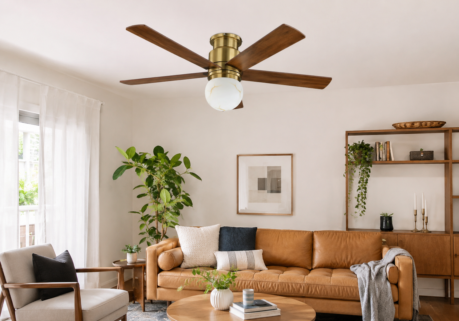 Ventilador de techo moderno con aspas de madera y lámpara de cristal blanca.