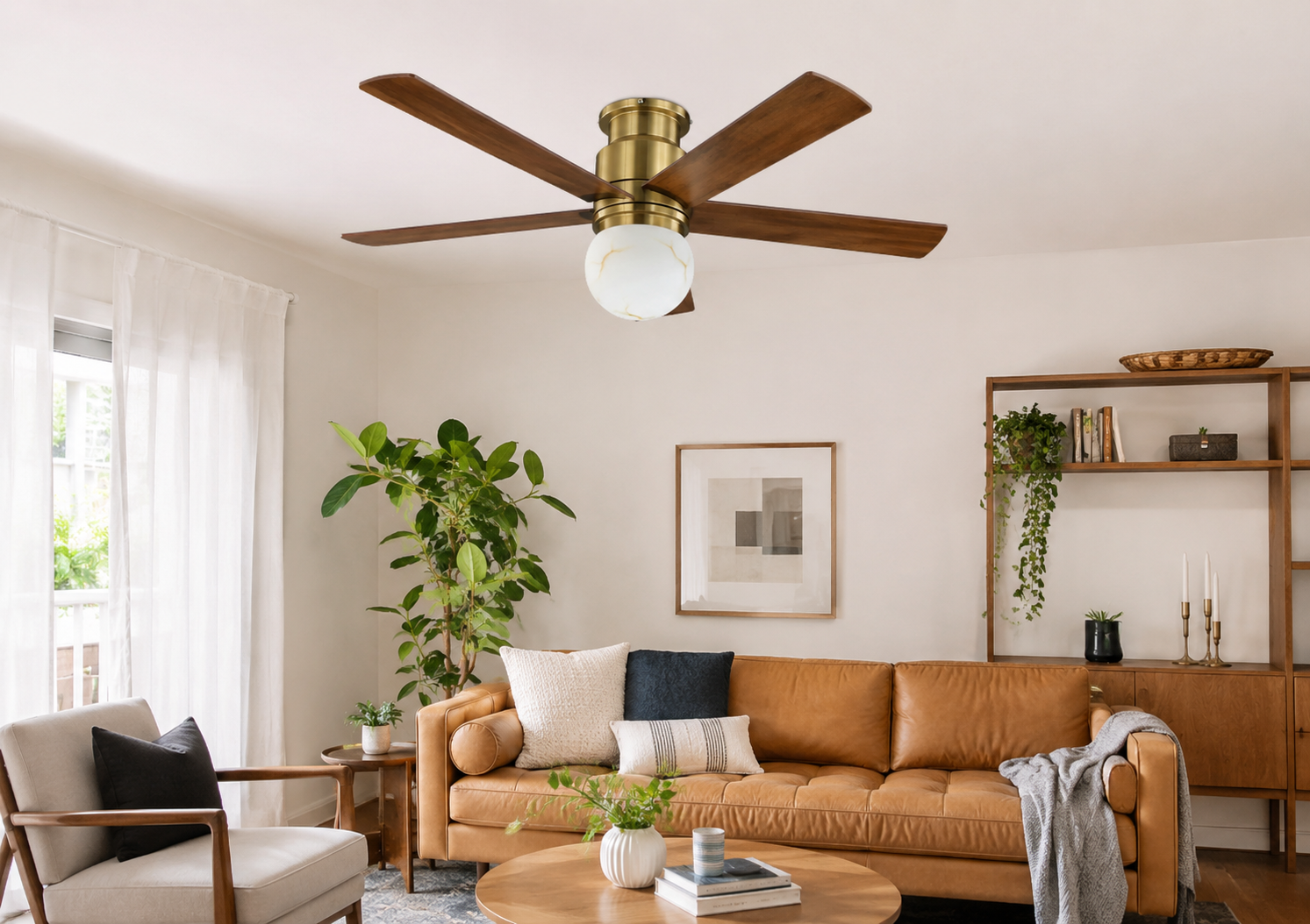 Ventilador de techo moderno con aspas de madera y lámpara de cristal blanca.
