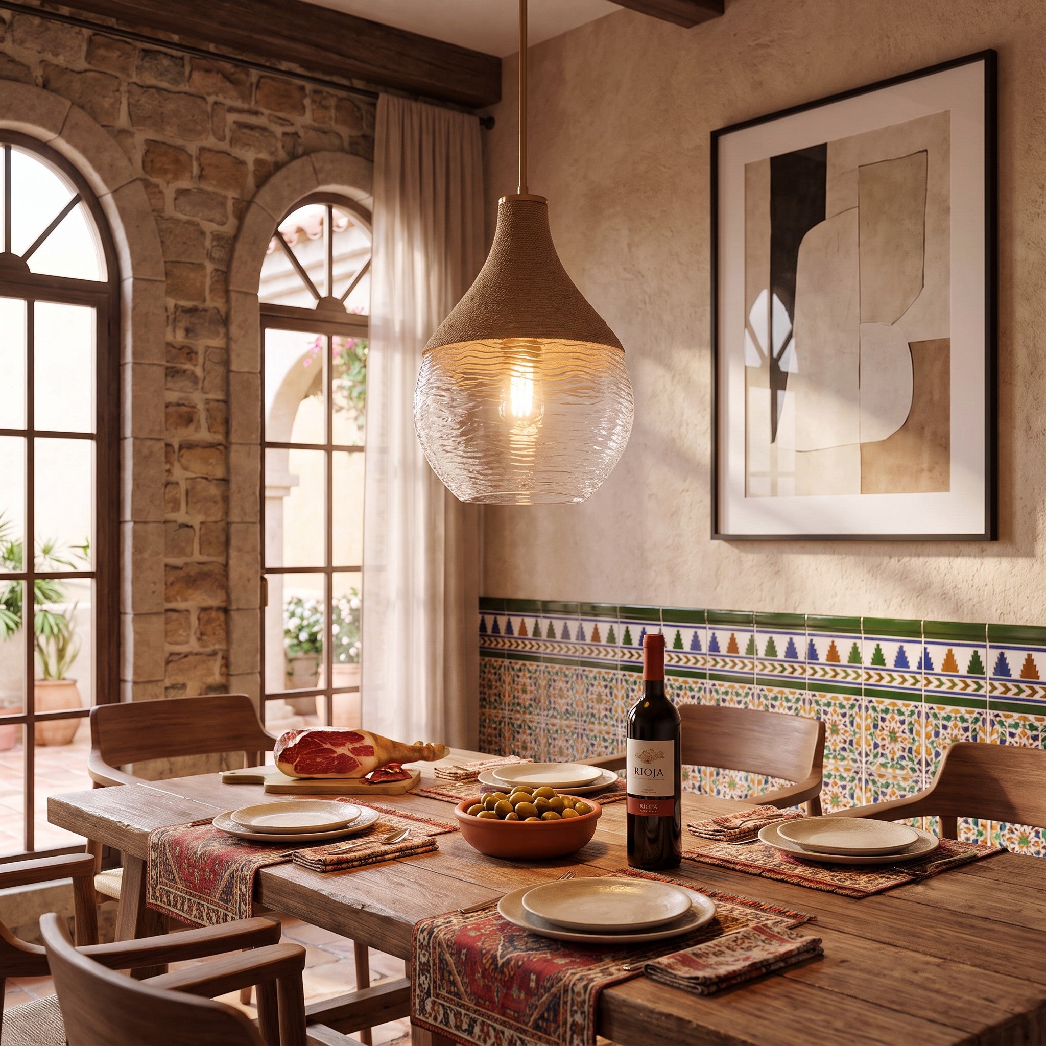 Lámpara de diseño colgante con pantalla de vidrio texturizado sobre mesa de comedor rústica.