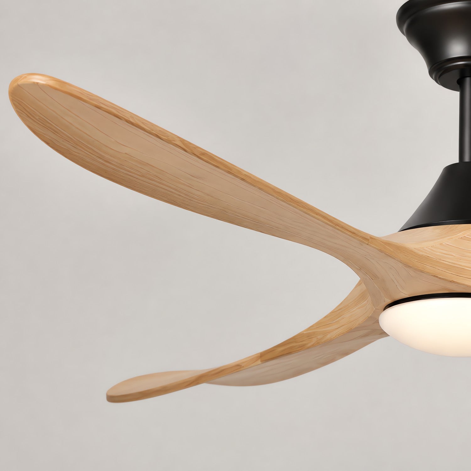 Ventilador de techo con aspas de madera clara y luz integrada
