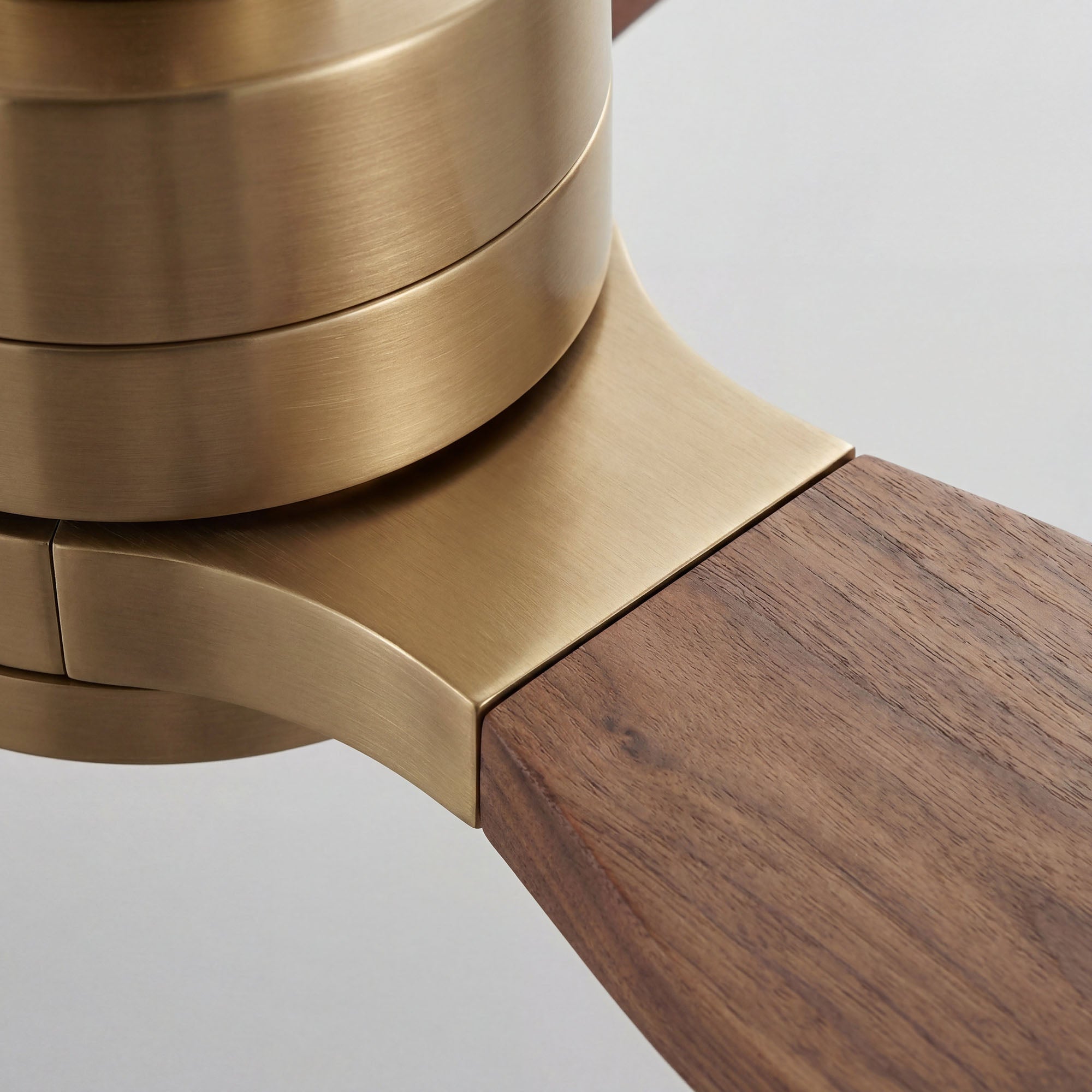 Ventilador de techo Louise de latón suave Ø142 cm con luz LED y aspas de madera maciza 100%