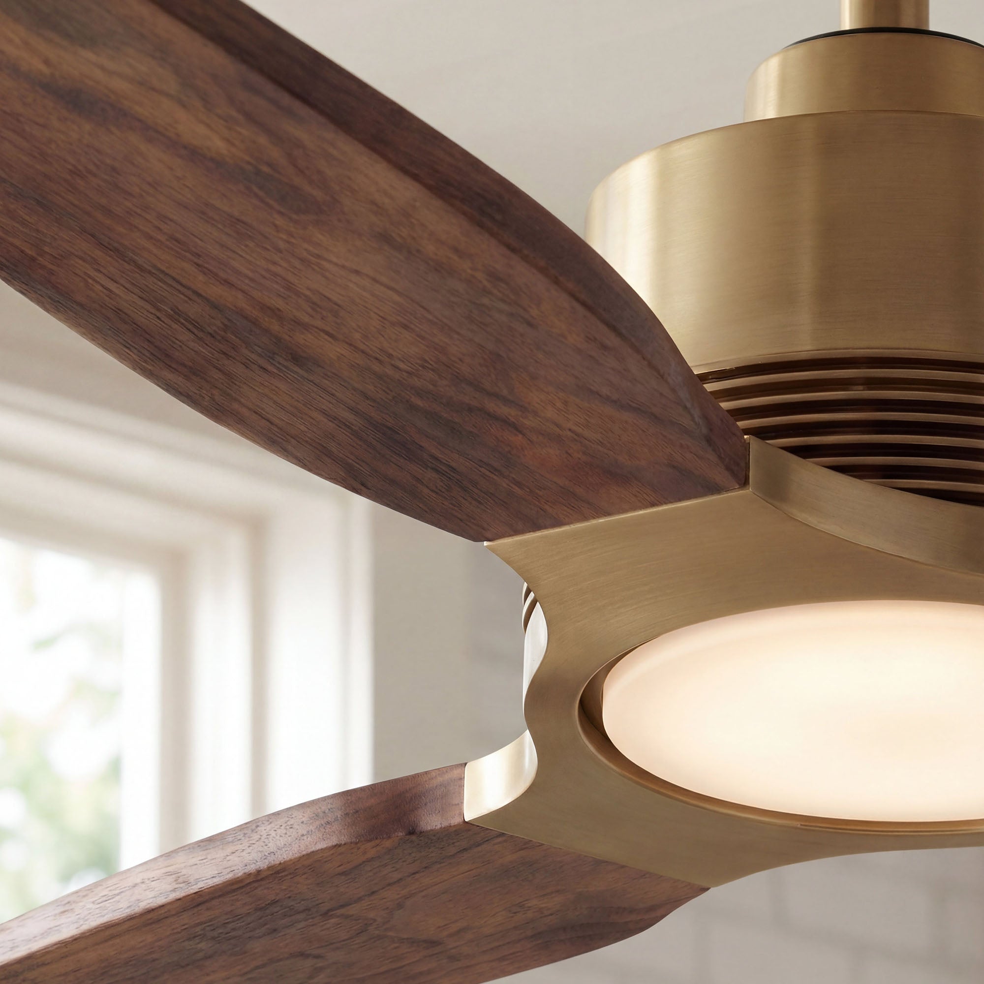 Ventilador de techo Louise de latón suave Ø142 cm con luz LED y aspas de madera maciza 100%