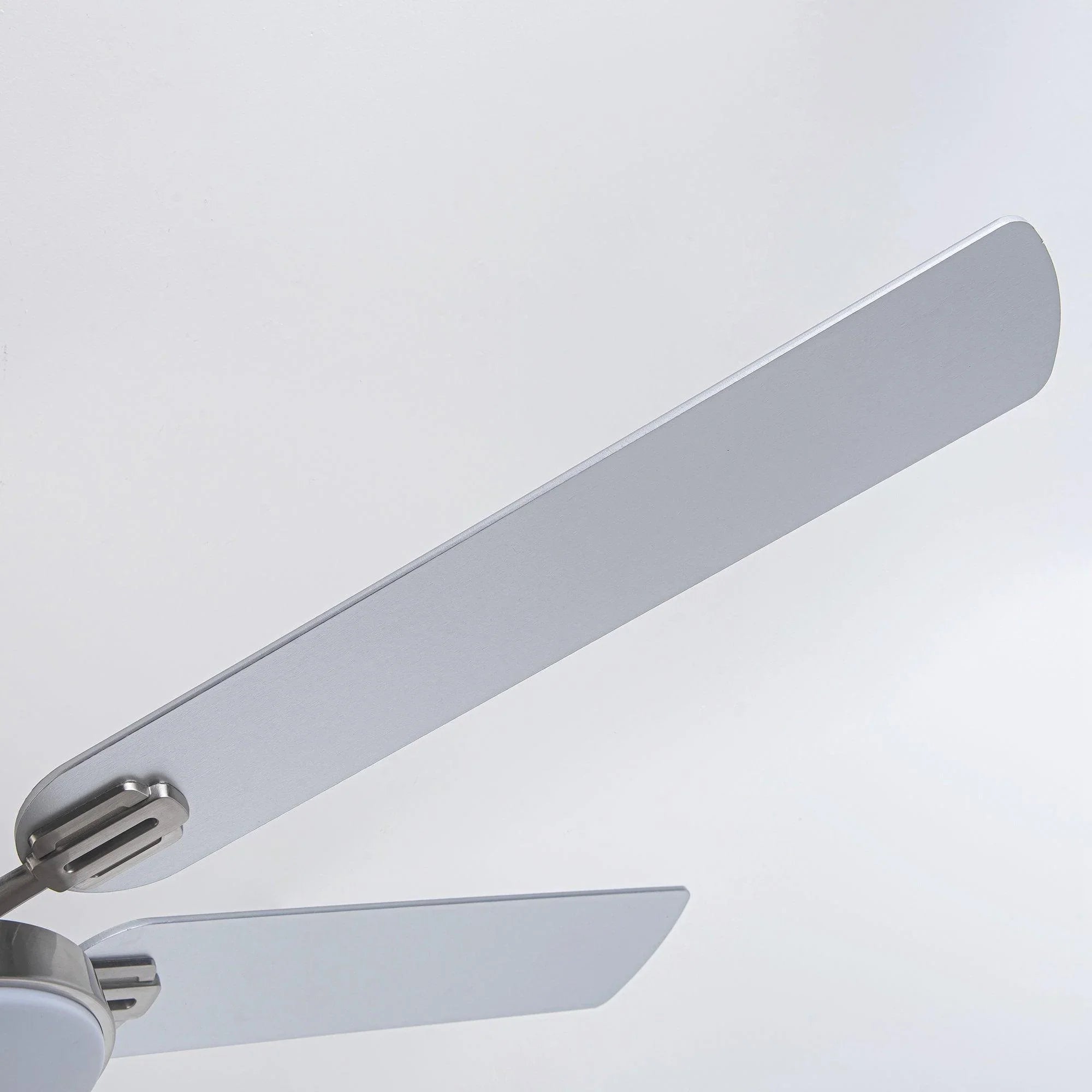 Ventilador de techo moderno Lucknow de 152 cm (60") con iluminación y mando a distancia
