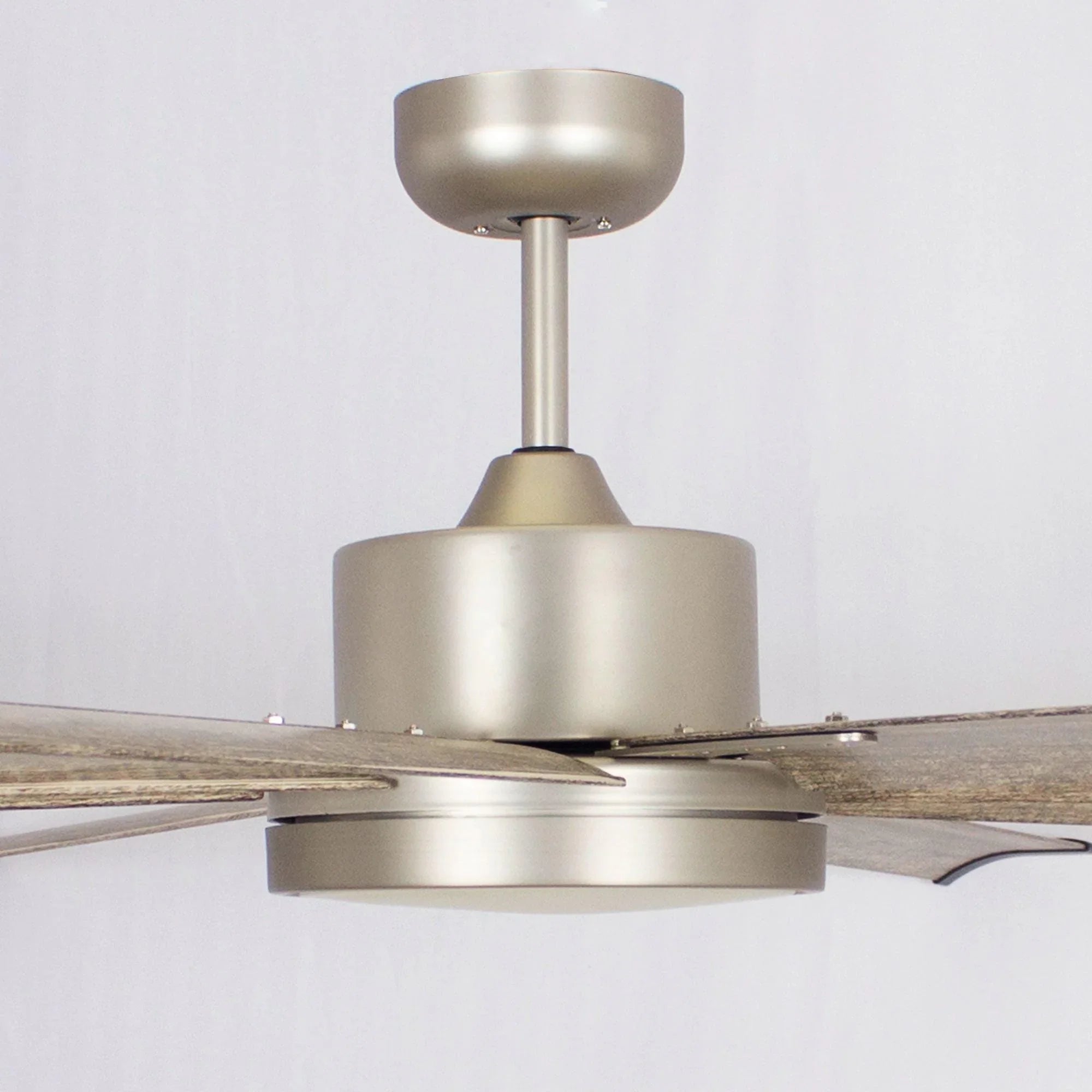 Ventilador de techo Bankston Modern de 189 cm (72") con acabado en níquel satinado, montaje con varilla Motor DC, iluminación LED y mando a distancia