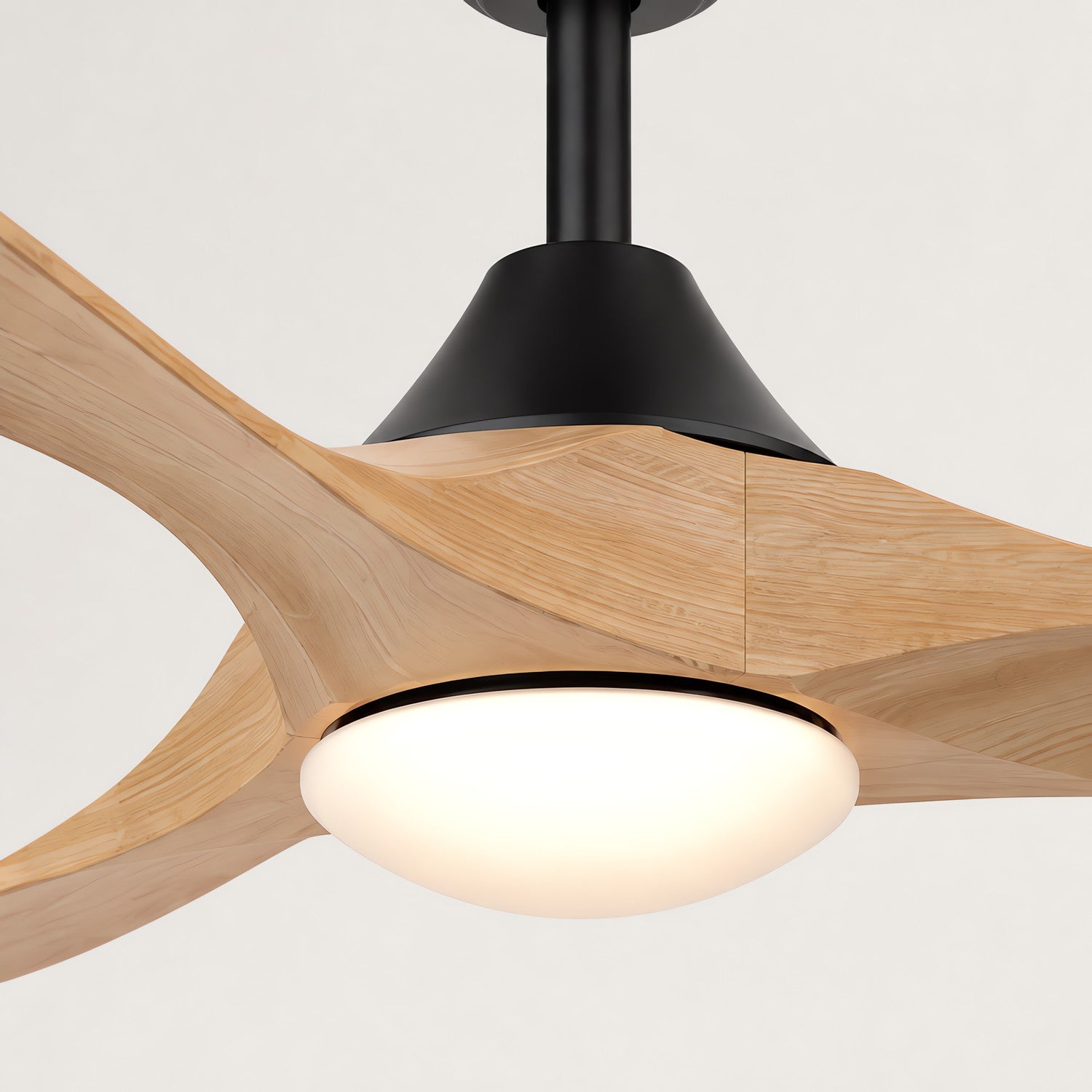 Ventilador de techo moderno con aspas de madera clara y acabado negro