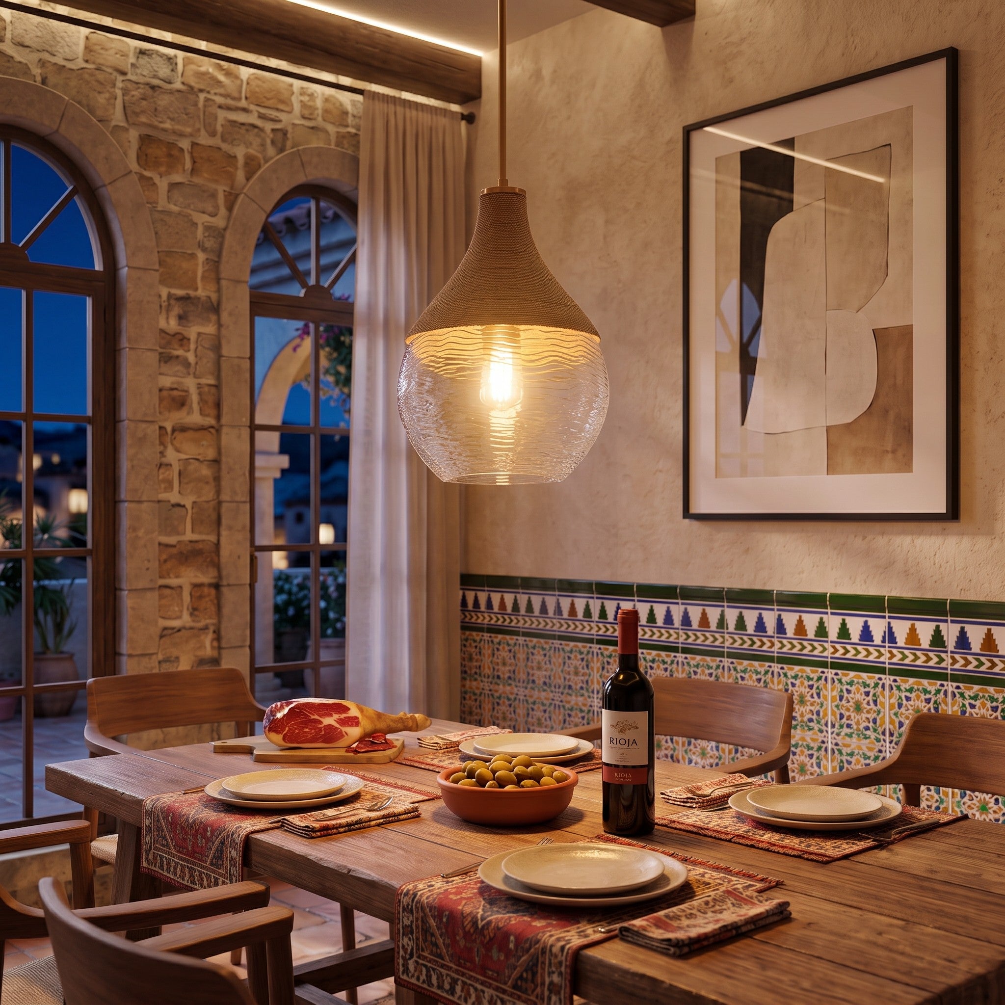 Lámpara de diseño colgante sobre una mesa de comedor rústica con decoración mediterránea.