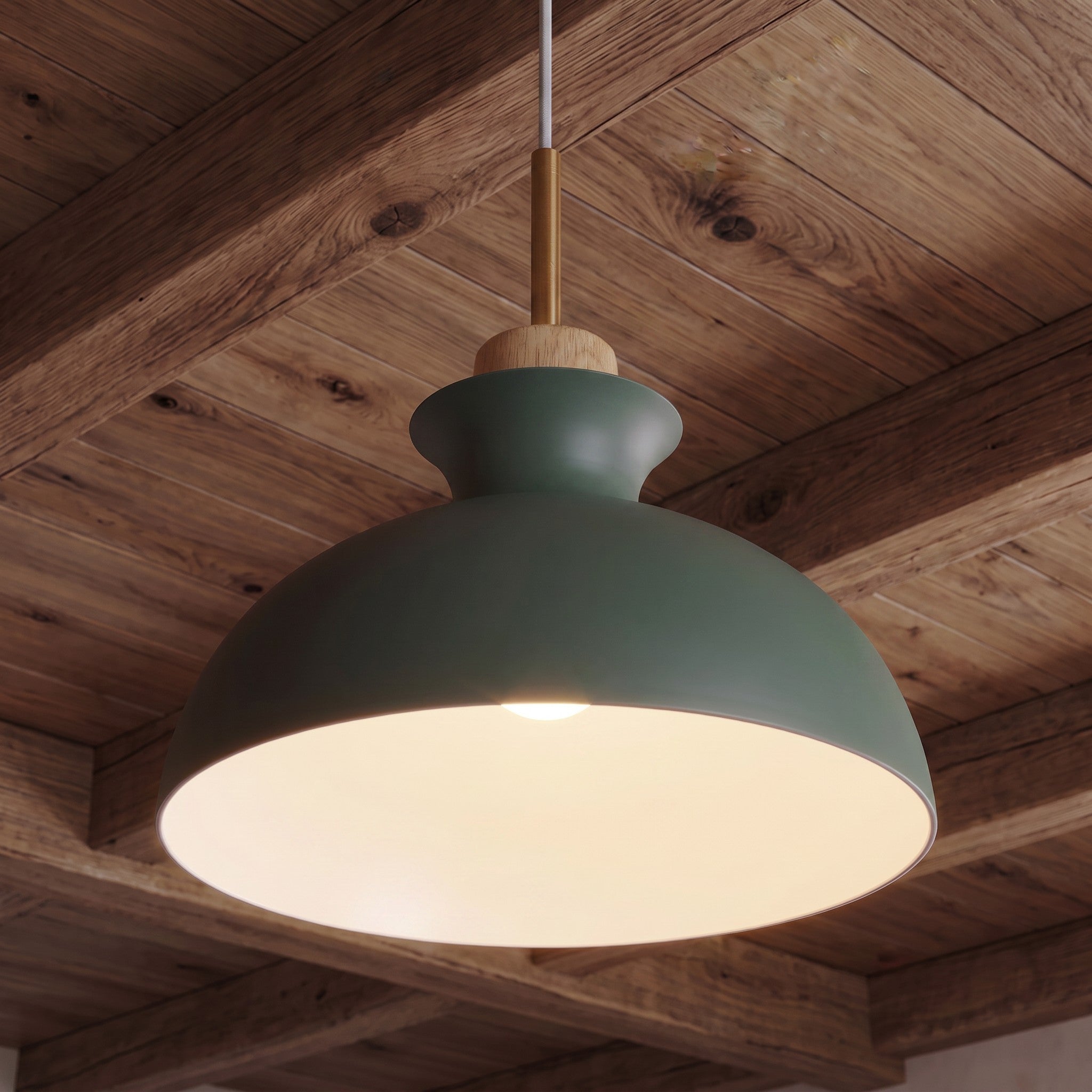 Lámpara de techo colgante de color verde oliva sobre un techo de vigas de madera