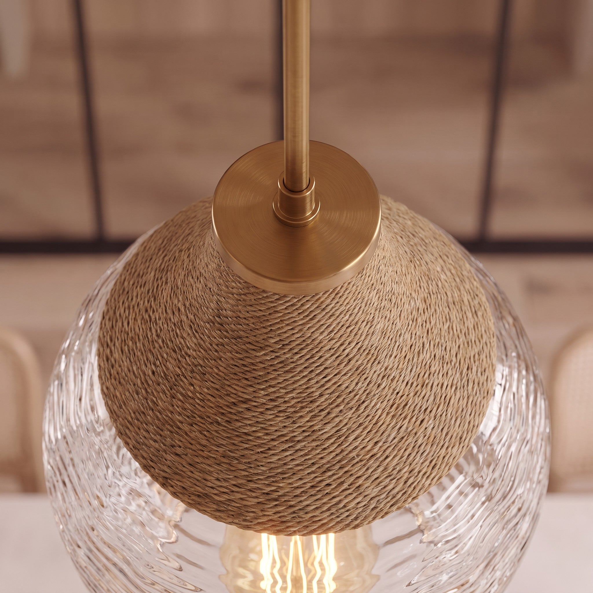 Lámpara de diseño con pantalla de vidrio ondulado y detalle en cuerda natural y dorado