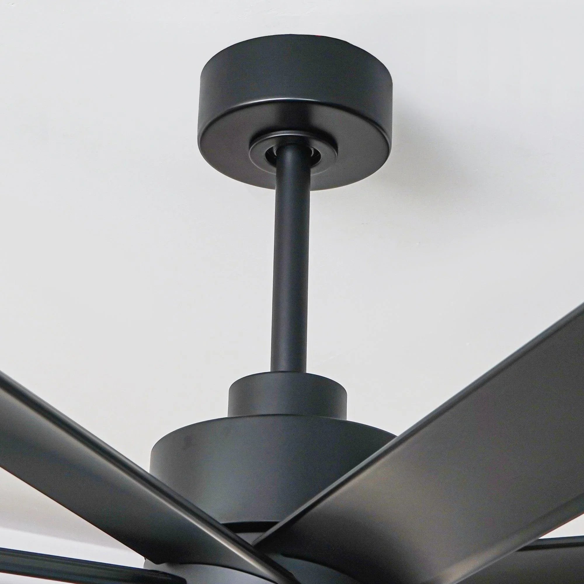 Ventilador de techo inteligente moderno Daugava de Ø183 cm con montaje en varilla y luz LED