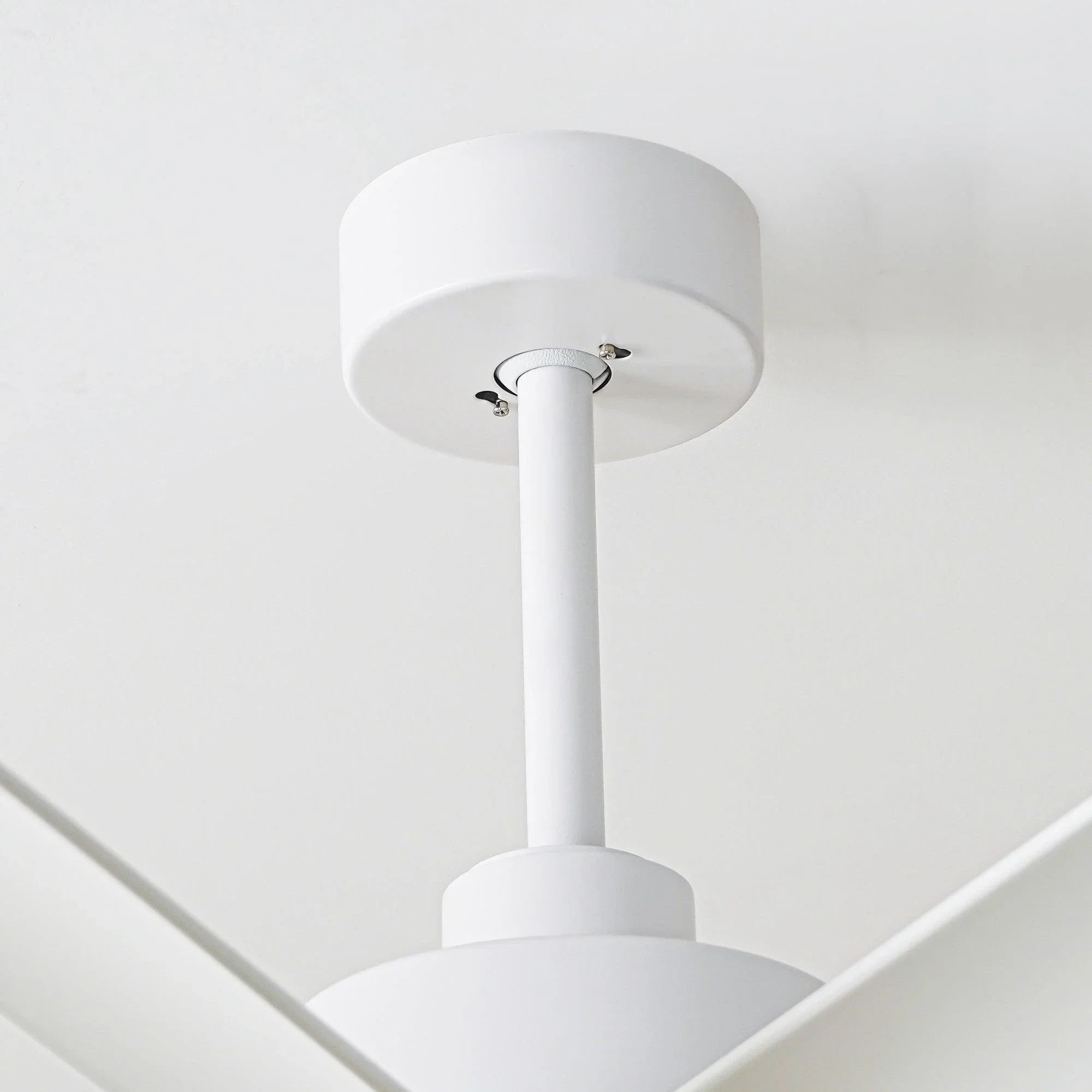 Ventilador de techo inteligente moderno Daugava de Ø183 cm con montaje en varilla y luz LED