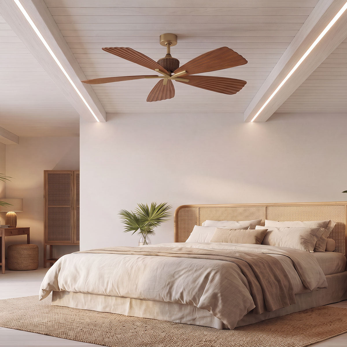 Ventilador de techo de madera con aspas en forma de hoja en un dormitorio moderno.