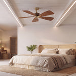 Ventilador de techo de madera con aspas en forma de hoja en un dormitorio moderno.