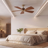Ventilador de techo de madera con aspas en forma de hoja en un dormitorio moderno.