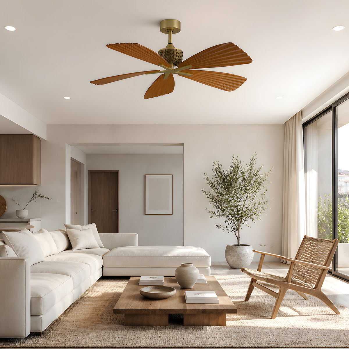 Ventilador de techo de madera con aspas en forma de hoja en un salón moderno