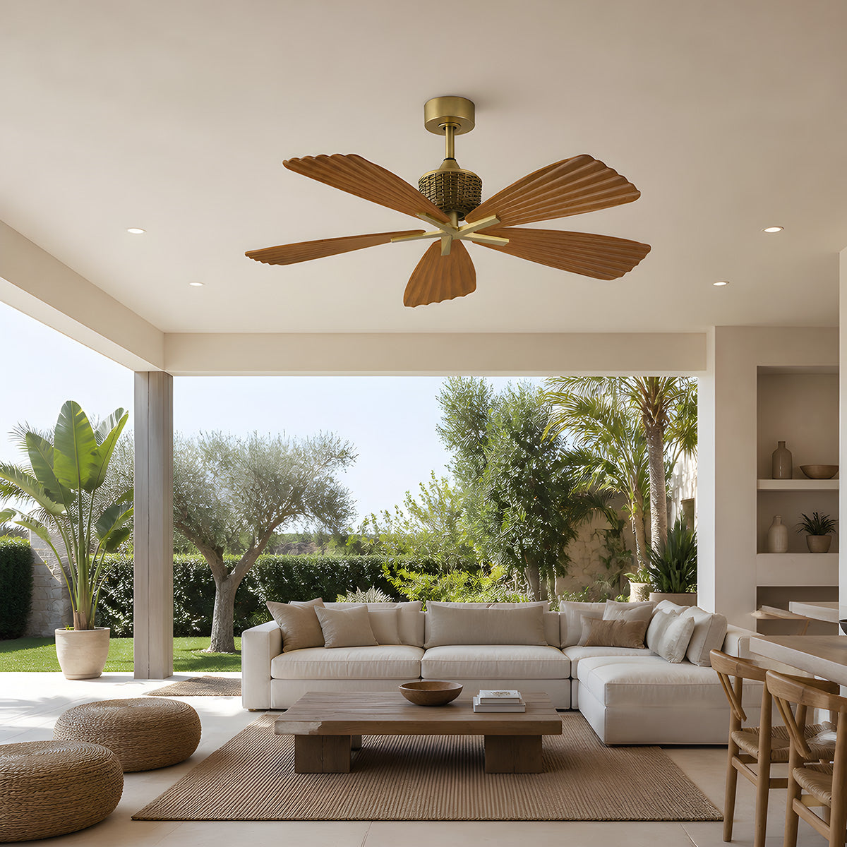 Ventilador de techo de diseño con aspas de madera natural en un salón exterior.