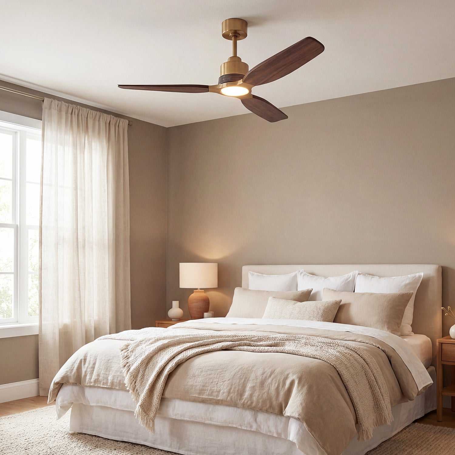 Ventilador de techo Louise de latón suave Ø142 cm con luz LED y aspas de madera maciza 100%