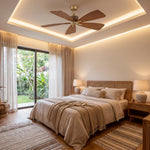 Ventilador de techo de madera con diseño moderno en un dormitorio luminoso